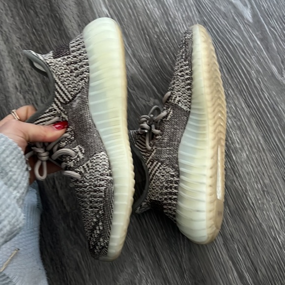 Unisex brown/grey yeezy’s - Picture 5 of 7